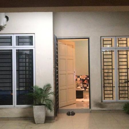 Terrace House Near Stulang Laut Ciq Midvalley Ksl For 7Pax 新山 外观 照片